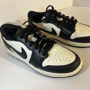 Air Jordan 1 Retro Low OG size 6 youth.